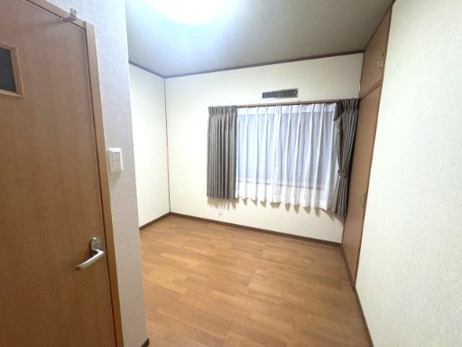 阪南市下出中古戸建の洋室|リフォーム履歴ありで手直し不要、そのまま新生活をスタート可能。南向きのお庭で日当たりも良く、駐車スペース1台分あり。価格を抑えつつ快適に暮らせる住まいです。