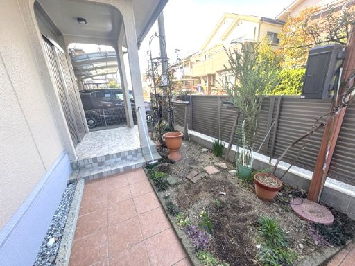 阪南市下出中古戸建の玄関|昭和52年築ながらリフォーム済みで室内きれいにお使いいただけます。ダイワハウス施工の安心感も魅力。即入居可能で、初めてのマイホー