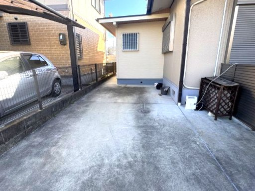 阪南市下出中古戸建の駐車場|カースペース1台分あり。スーパーオークワが近く、毎日のお買い物にも便利な立地。