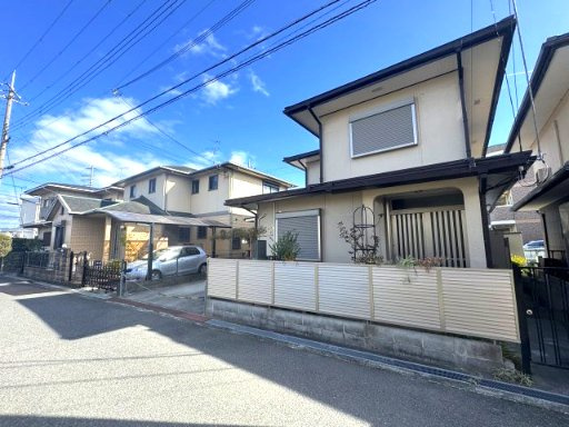 阪南市下出中古戸建の前面道路含む現地写真|前面道路も広く開放感があり、日当たり良好。収納も豊富で使い勝手の良い間取りです。