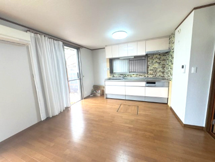 阪南市下出中古戸建の居間・リビング|生活利便性と住環境のバランスが取れた立地です