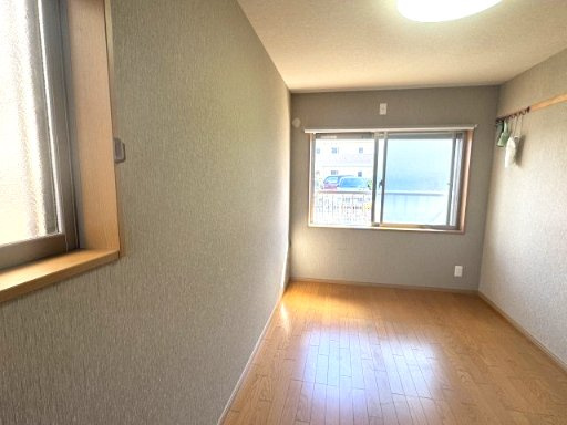 阪南市下出中古戸建の洋室|現地見学随時。室内は大変きれいにお使いです。受付中です。お気軽にお問い合わせください