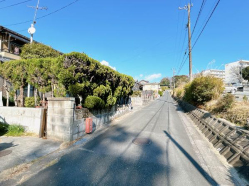 売中古戸建　中央区古人見町の前面道路含む現地写真
