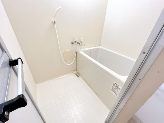 ハイツ江端の浴室|別部屋反転間取りのお写真となります。