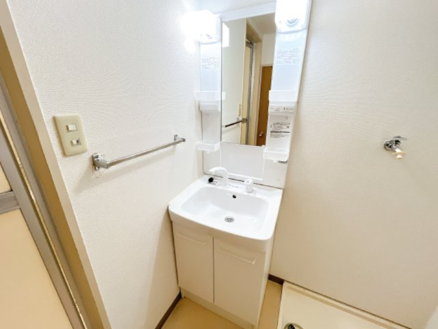 ハイツ江端の洗面所|別部屋反転間取りのお写真となります。