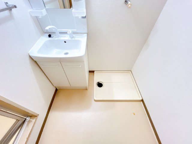 ハイツ江端の独立洗面台|別部屋反転間取りのお写真となります。