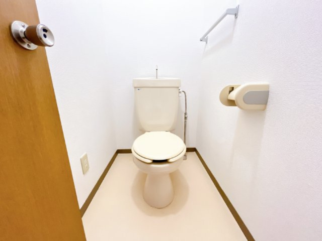 ハイツ江端のトイレ|別部屋反転間取りのお写真となります。