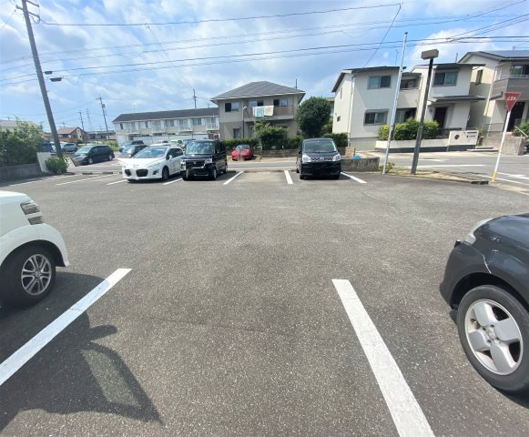 ハイツ江端の駐車場
