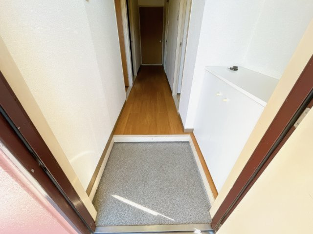 ハイツ江端の玄関|別部屋反転間取りのお写真となります。