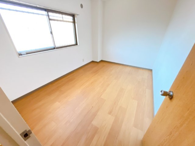 ハイツ江端の洋室|別部屋反転間取りのお写真となります。