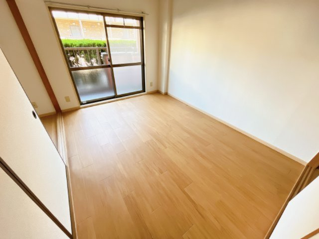 ハイツ江端の寝室|別部屋反転間取りのお写真となります。