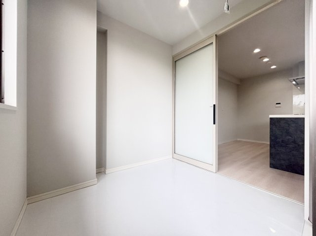 ワコーレ須磨名谷ステーションフラッツの内装|◇コンサバトリーの写真となります。
リビングの延長としてのくつろぎスペース、カフェや読書のための趣味の部屋、または雨天時の洗濯物干し場など、ライフスタイルに合わせて多目的に活用できます。