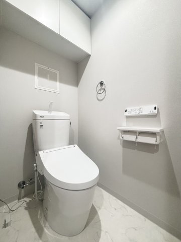ワコーレ須磨名谷ステーションフラッツのトイレ|◇上部吊棚付きのトイレとなります。