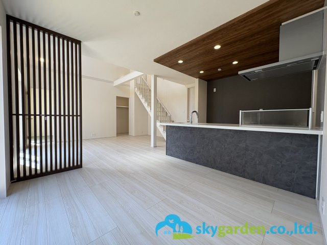 茅ヶ崎市堤２期　新築戸建　全１棟の居間・リビング|玄関ホールからリビングへのドアを開くと約22帖のLDKが広がります