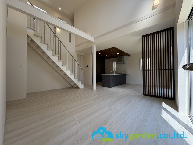 茅ヶ崎市堤２期　新築戸建　全１棟の居間・リビング|こちらの居間で趣味の時間をお楽しみください