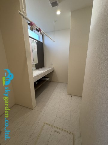 茅ヶ崎市堤２期　新築戸建　全１棟の脱衣所|室内物干しフックと竿が付いてます