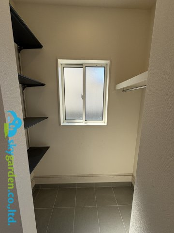 茅ヶ崎市堤２期　新築戸建　全１棟の玄関|土間収納もあります（シューズインクローク）