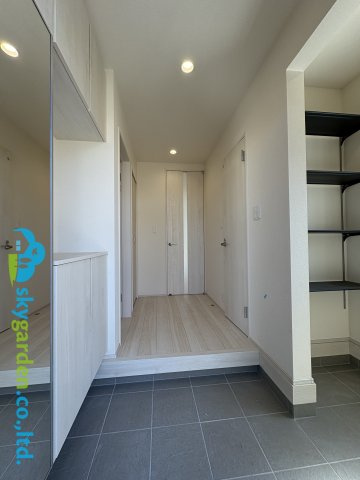 茅ヶ崎市堤２期　新築戸建　全１棟の玄関|広い玄関