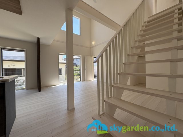 茅ヶ崎市堤２期　新築戸建　全１棟の内装|吹抜のある広いリビングを中心としたゆとりある４LDK