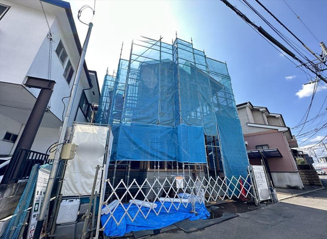 【外観】 | 志木市柏町1丁目　新築一戸建住宅　全1棟　(志木本店) | 販売現地／2026年3月27日撮影　
家族のコミュニケーションが取りやすいリビングスルー階段。エアコンの冷暖気を2階に逃がさないので省エネにもつながります。