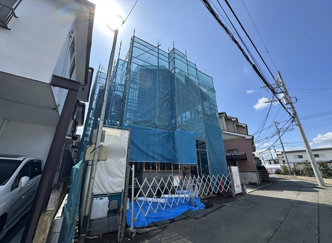 【外観】 | 志木市柏町1丁目　新築一戸建住宅　全1棟　(志木本店) | 販売現地／2026年3月27日撮影　
「いなげや志木柏町店」まで徒歩4分で日々のお買い物にも便利。