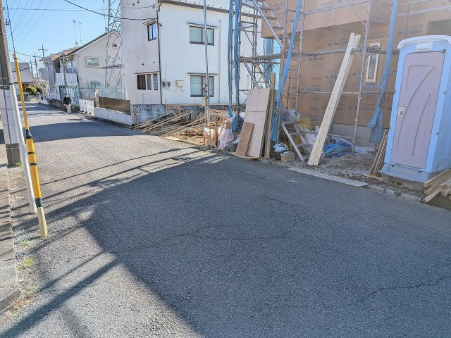 八王子市　めじろ台　新築一戸建ての前面道路含む現地写真|～前面6ｍ道路につき駐車もしやすいです～