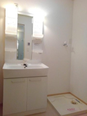 サンシャインオールウェイズＡの洗面所|脱衣スペースもあります