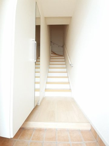 ルーベル鴨島Ｂの玄関|収納もある玄関です