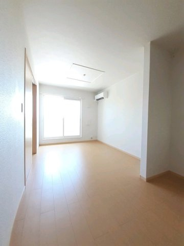 サスティナブルの居間・リビング|こちらの居間で趣味の時間をお楽しみください