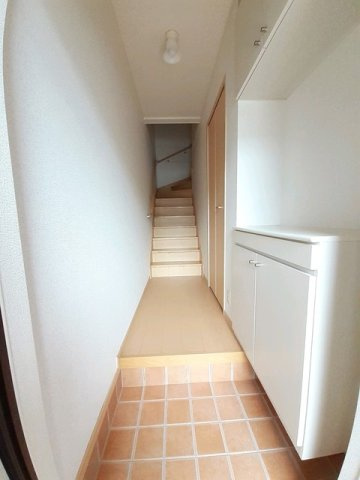 サニースクエアＡの玄関|明るい玄関です