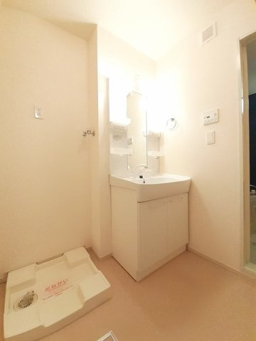 カーサ・セレーノＡの洗面所|脱衣スペースもあります