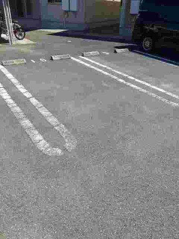 カーサ・セレーノＡの駐車場|駐車場に車を止められます