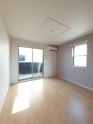 メゾンＴＡＫＥの内装|明るい室内です