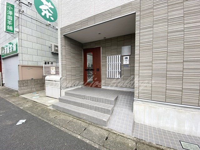 平塚市平塚１丁目のアパートのエントランス|共有部分のエントランス