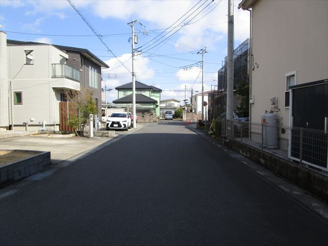 東松山市大字西本宿中古戸建の前面道路含む現地写真