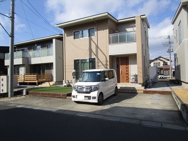 東松山市大字西本宿中古戸建の前面道路含む現地写真