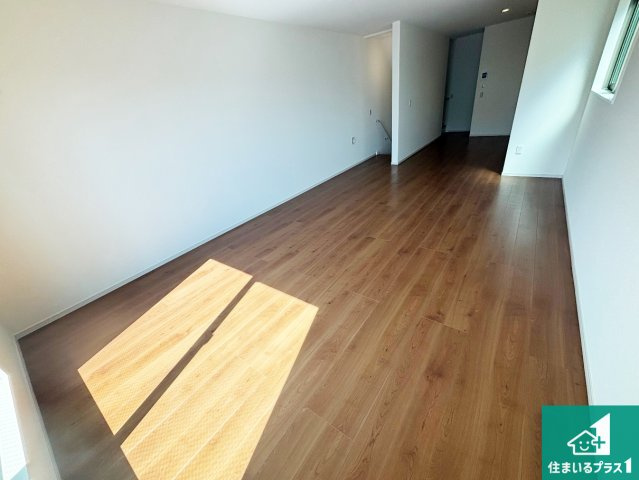 堺市堺区石津町　第1期　新築一戸建ての居間・リビング|日当たり良好の明るいリビングで朝の目覚めもスッキリできそう！対面キッチンでご家族のコミュニケーションも自然と増える設計！小さなお子様が遊ぶスペースを作っても広々とくつろげるLDK！
