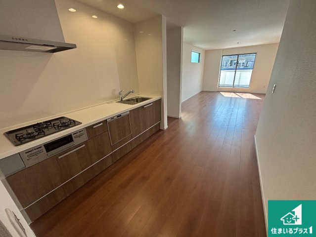 堺市堺区石津町　第1期　新築一戸建ての居間・リビング|日当たり良好の明るいリビングで朝の目覚めもスッキリできそう！対面キッチンでご家族のコミュニケーションも自然と増える設計！小さなお子様が遊ぶスペースを作っても広々とくつろげるLDK！