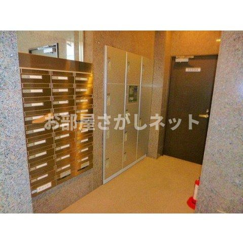 エルフラット鶯谷のエントランス|宅配ボックス