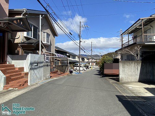 上高野畑町　中古戸建の前面道路含む現地写真
