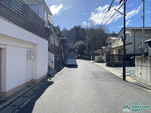 上高野畑町　中古戸建の前面道路含む現地写真