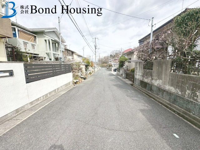 敷地４５坪・リフォーム履歴多数・天が岡　中古戸建の前面道路含む現地写真