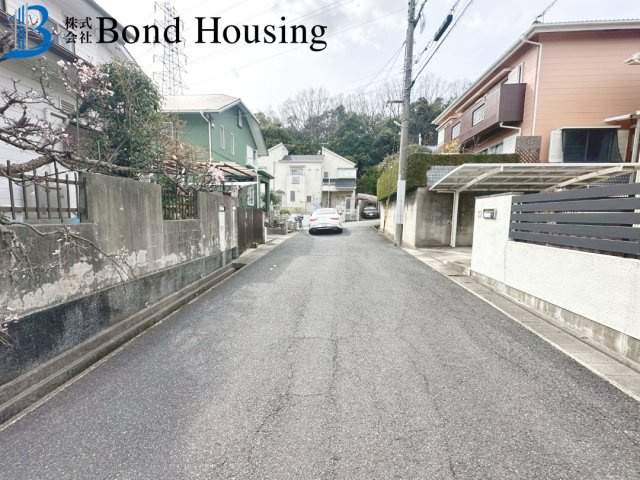 敷地４５坪・リフォーム履歴多数・天が岡　中古戸建の前面道路含む現地写真