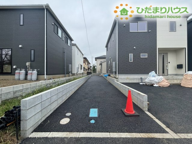 鴻巣市筑波第5　新築一戸建て　クレイドルガーデン　03の駐車場|出し入れがスムーズに行える使い勝手の良い駐車スペース！玄関近くに停められるので、お出かけや日々の買い出し後も荷物の積み下ろしがラクラク行えます♪