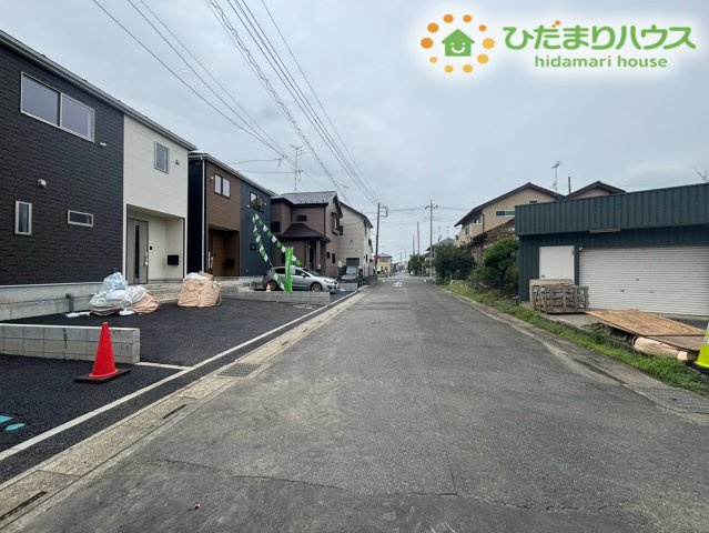 鴻巣市筑波第5　新築一戸建て　クレイドルガーデン　03の前面道路含む現地写真|前面道路の幅員にゆとりがあり見通しも良好な現地環境です★すれ違いもスムーズに行えますね！静かで落ち着いた街並みのため、小さなお子様がいるご家庭も安心です！