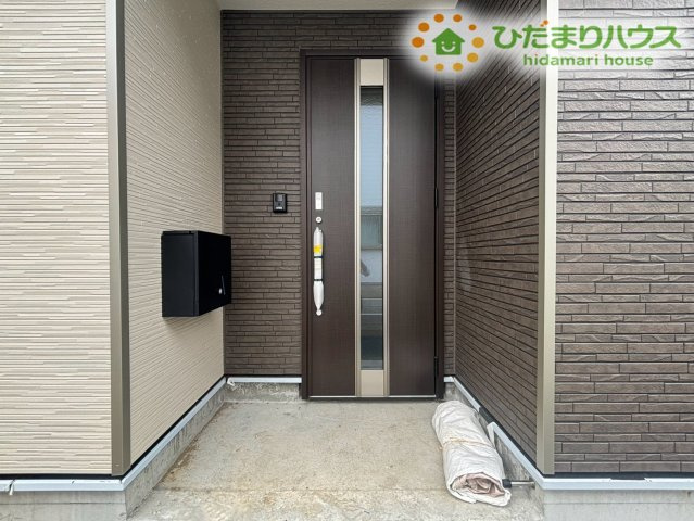 鴻巣市筑波第5　新築一戸建て　クレイドルガーデン　03の玄関|防犯カメラを備えた安心感のある玄関ポーチ！ご家族のお留守番時や不在時もしっかり見守り、安心して生活を送ることができます！屋根付きポーチで雨の日でも焦らずスムーズに出入りできるのが嬉しいですね！