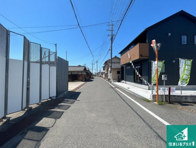 岸和田市岡山町　第1期　新築一戸建ての前面道路含む現地写真|周辺は閑静な住宅街！前面道路広々で車の出し入れも便利です。駐車が苦手な方でも安心して車庫入れできます！
