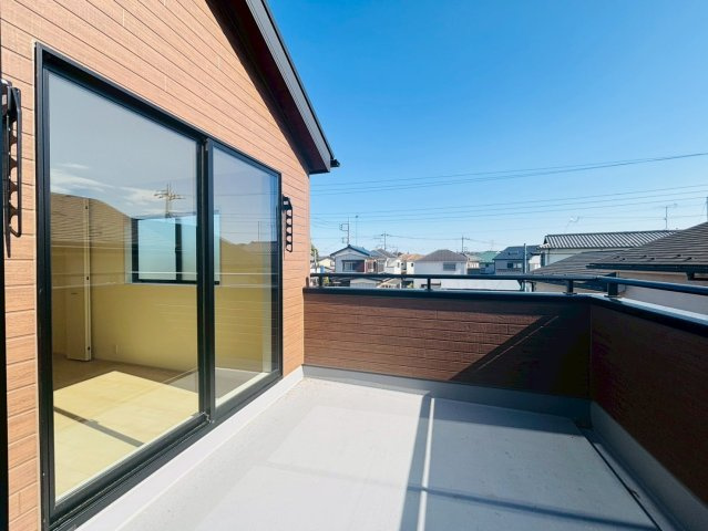あきる野野辺第15　3号棟☆東秋留駅徒歩8分！|2階の約5.5帖の洋室からもバルコニーへ直接出ることができます♪ お部屋からすぐ外に出られるため、洗濯物の出し入れもスムーズ。