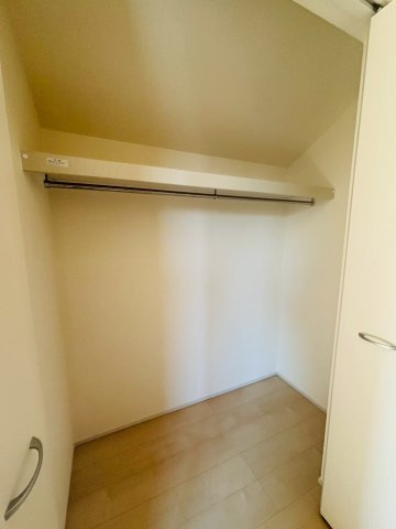 あきる野野辺第15　3号棟☆東秋留駅徒歩8分！|2階の約5.5帖の洋室には、奥行のある収納スペースを備えています