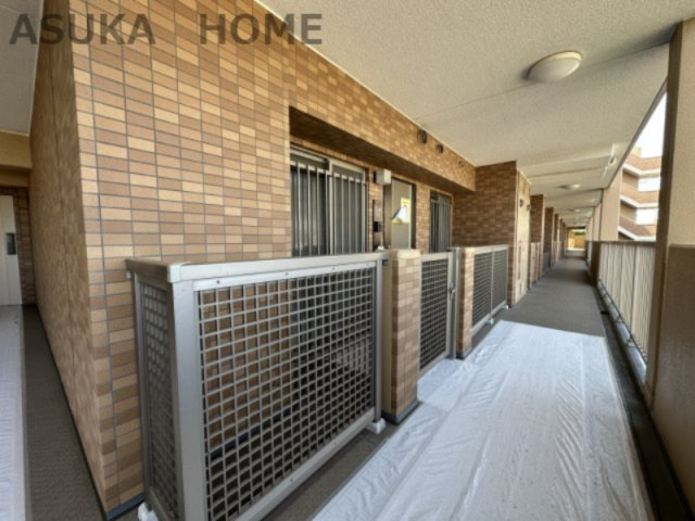 アリスガーデン横浜Ⅱ番館のその他共用部分|共用廊下になります。玄関は門扉付きです。